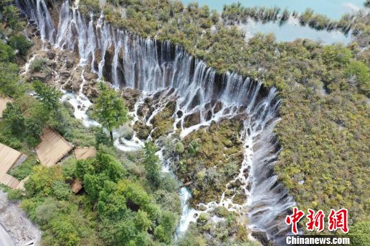 地震之后风采依旧的诺日朗瀑布。中科院空天院/供图