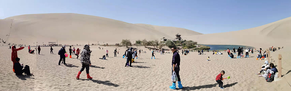 10月3日，游客在甘肃敦煌鸣沙山月牙泉景区游玩。根据日期文化和旅游部发布的数据，前4日旅游消费已经再创历史新高。     @与子同泽 图